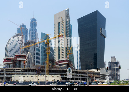 Site de construction avec de nombreux gratte-ciel en construction dans le quartier de la baie de nouvelles affaires à Dubaï Émirats Arabes Unis Banque D'Images