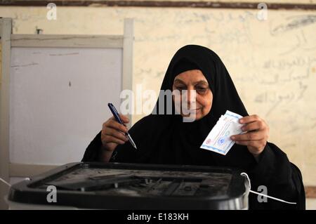 Le Caire, Égypte. 26 mai, 2014. Un Égyptien voter dans un bureau de vote de la ville Menia, au sud du Caire sur les premiers jours des élections le 26 mai 2014 au Caire, Égypte. L'Egypte élections présidentielles le 26 et 27 mai pour la première fois depuis que l'armée déposé le Président Morsi. Il n'y a que deux candidats, Hamdeen Sabahi et Abdel Fattah al-Sisi avec al- Sisi devrait remporter les élections. Credit : Nameer/NurPhoto ZUMAPRESS.com/Alamy Galal/Live News Banque D'Images