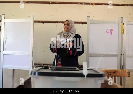 Le Caire, Égypte. 26 mai, 2014. Un Égyptien voter dans un bureau de vote de la ville Menia, au sud du Caire sur les premiers jours des élections le 26 mai 2014 au Caire, Égypte. L'Egypte élections présidentielles le 26 et 27 mai pour la première fois depuis que l'armée déposé le Président Morsi. Il n'y a que deux candidats, Hamdeen Sabahi et Abdel Fattah al-Sisi avec al- Sisi devrait remporter les élections. Credit : Nameer/NurPhoto ZUMAPRESS.com/Alamy Galal/Live News Banque D'Images