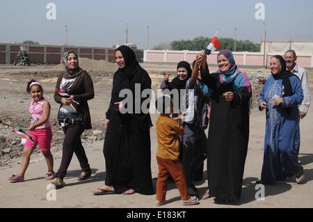 Le Caire, Égypte. 26 mai, 2014. Un Égyptien voter dans un bureau de vote de la ville Menia, au sud du Caire sur les premiers jours des élections le 26 mai 2014 au Caire, Égypte. L'Egypte élections présidentielles le 26 et 27 mai pour la première fois depuis que l'armée déposé le Président Morsi. Il n'y a que deux candidats, Hamdeen Sabahi et Abdel Fattah al-Sisi avec al- Sisi devrait remporter les élections. Credit : Nameer/NurPhoto ZUMAPRESS.com/Alamy Galal/Live News Banque D'Images