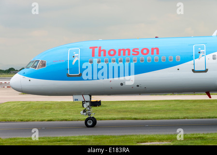 Thomson Airways avion Boeing 757-2G5 G-OOBN roulage à l'arrivée à l'aéroport de Manchester en Angleterre Royaume-Uni UK Banque D'Images