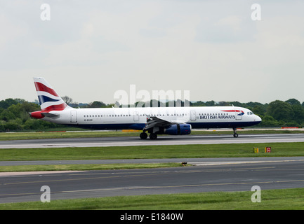 British Airways Airbus A321-231 G-EUXC Avion de roulement au départ à l'Aéroport International de Manchester en Angleterre Royaume-Uni Banque D'Images