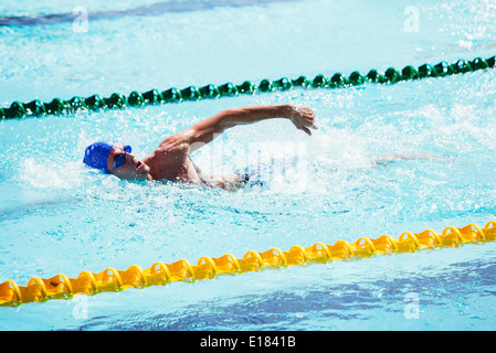 Swimmers racing in pool Banque D'Images