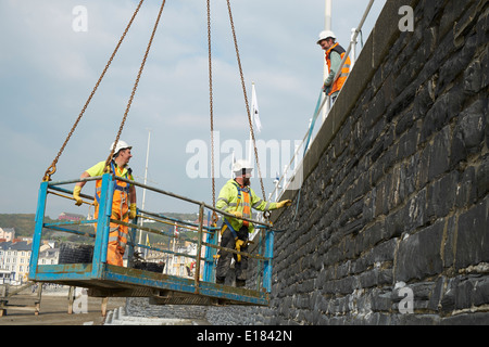 La réparation de mur après les tempêtes de 2014 promenade Aberystwyth Banque D'Images