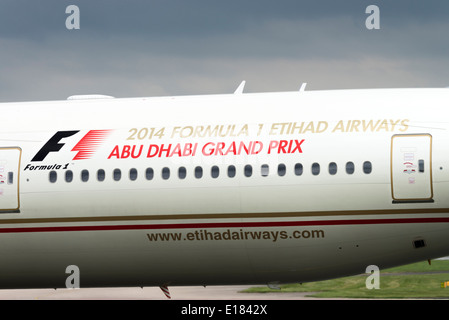 Etihad Airways Boeing 777-3A6 Avion de FXJER-ETP roulage à l'arrivée à l'aéroport de Manchester en Angleterre Royaume-Uni UK Banque D'Images