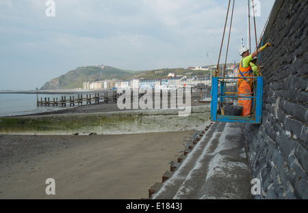 La réparation de mur après les tempêtes de 2014 promenade Aberystwyth Banque D'Images