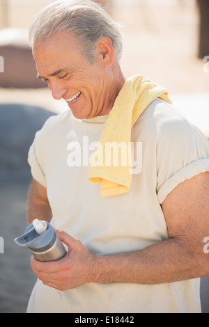 Senior man with water bottle Banque D'Images