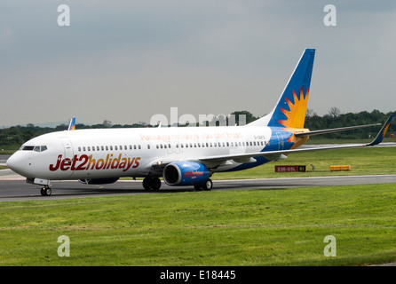 Jet2.Com Boeing 737-800 G-avion de série GDFD Taxiing à l'Aéroport International de Manchester en Angleterre Royaume-Uni UK Banque D'Images