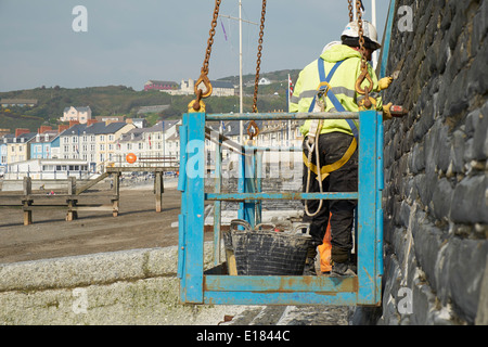 La réparation de mur après les tempêtes de 2014 promenade Aberystwyth Banque D'Images