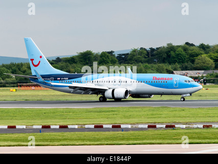 Thomson Airways avion Boeing 737-8K5 G-FDZE à l'atterrissage à son arrivée à l'aéroport de Manchester en Angleterre Royaume-Uni UK Banque D'Images