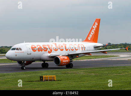 La compagnie aérienne Easyjet Airbus A319-111 G-EZIY Taxxiing avion à l'arrivée à l'Aéroport International de Manchester England UK Banque D'Images