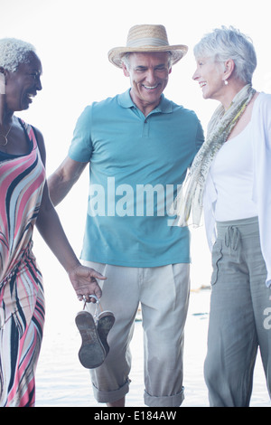 Senior friends laughing outdoors Banque D'Images