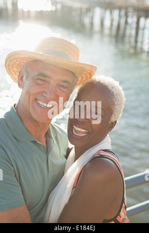 Portrait of enthusiastic couple hugging at oceanfront Banque D'Images