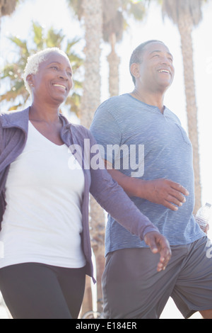 Puissance couple walking outdoors Banque D'Images