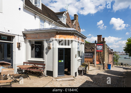 Vue vers le bas de la rue principale dans le village d'Upnor Kent Banque D'Images