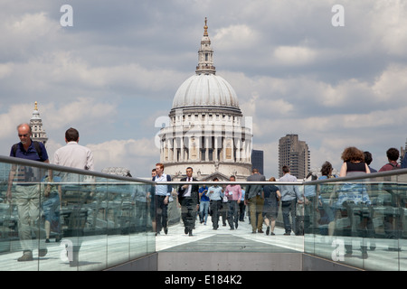 La Cathédrale St Paul, comme vu de l'extrémité opposée de Millennium Bridge. Banque D'Images