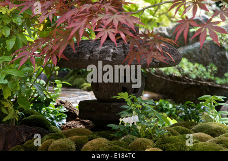 La lanterne de pierre sculptés dans Togenkyo jardin conçu par Kazuyuki Ishihara à RHS Chelsea Flower Show 2014 Banque D'Images