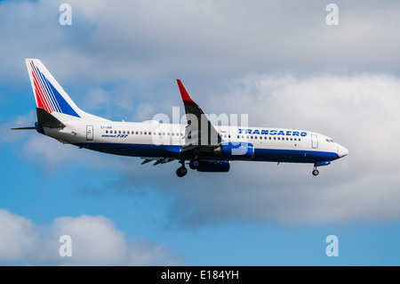 Vue latérale d'un Boeing 737 Transaero à mesure qu'il arrive à la terre Banque D'Images