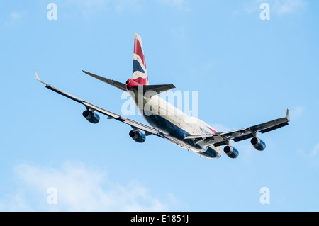 Vue arrière dans le cadre d'un British Airways Boeing 747 qu'elle s'éloigne après avoir décollé de l'aéroport London Heathrow Banque D'Images