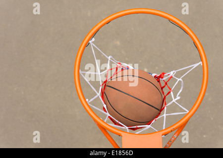 Vue de dessus d'un terrain de basket-ball en passant par le cerceau et net sur une cour asphaltée Banque D'Images