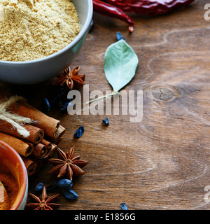Différentes épices et assaisonnement, gros plan de l'alimentation Banque D'Images