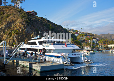 Passagers débarqués du matin Catalina Ferry Express, Avalon, Catalina Island. Banque D'Images