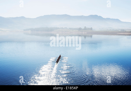 L'équipe d'aviron de godille d'aviron sur le lac Banque D'Images