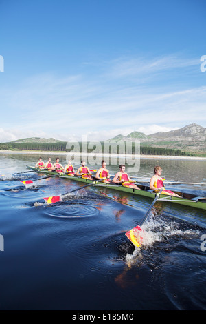 L'équipage d'Aviron Rowing scull on lake Banque D'Images