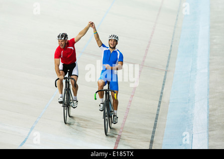 Les cyclistes sur piste vélodrome en fête Banque D'Images