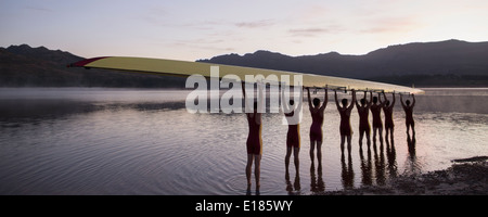 L'équipe d'aviron de godille holding dans le lac de frais généraux Banque D'Images