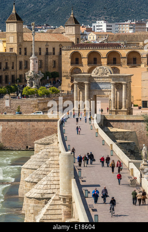 À la recherche de l'autre côté de la rivière Guadalquivir et du pont romain de la Puerta del Puente et le centre historique de Cordoue, Andalousie, Espagne Banque D'Images