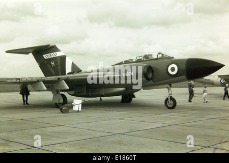 Le Gloster Javelin FA(W) était un intercepteur bimoteur britannique développé pour la Royal Air Force. Introduit dans les années 1950, il a été conçu pour fournir une défense contre les bombardiers à grande vitesse pendant la période de la guerre froide. Banque D'Images