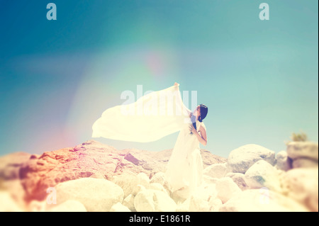 Femme en blanc sur le sommet d'une montagne. Banque D'Images