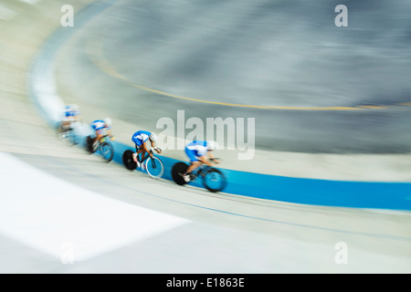 L'équipe de cyclisme sur piste de compétition au vélodrome Banque D'Images