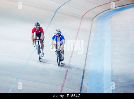 Les cyclistes sur piste vélodrome en équitation Banque D'Images