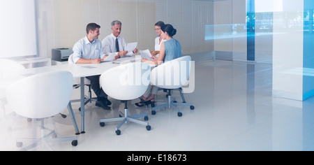 Business at conference table Banque D'Images