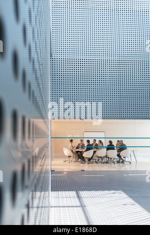 Les gens d'affaires dans la salle de conférence in modern office Banque D'Images