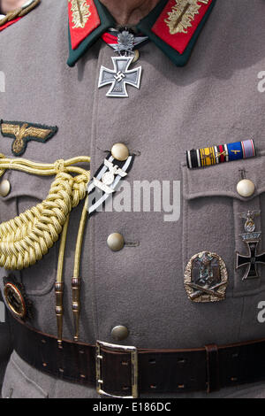 Les officiers de l'armée allemande en costume à Ramsbottom, Lancashire, Royaume-Uni. 26 mai, 2014. Insignes nazis ou nazis uniformes portés par les participants déguisés en soldats de l'armée allemande nazie dans l'apparat à East Lancashire Railway's award-winning 1940 Fin de semaine. Les organisateurs de ces trois jours de week-end de guerre des années 40 ont imposé de nouvelles politiques strictes interdisant d'insignes nazis, militaires, allemand, guerre, soldat, d'un insigne, l'Allemagne, symbole, drapeau, 1945, médaille, victoire, prix, collection, insignes, objet, service, star, le succès, l'Union européenne, ceinture, boucle, l'ancien combattant, à la suite d'un tollé au cours de leur utilisation lors des précédents festivals. Banque D'Images