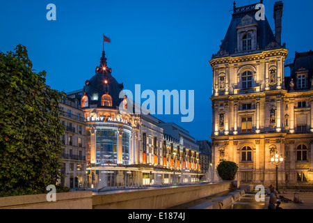 Twilight à Bazar de l'Hôtel de Ville, sur la Rue de Rivoli de l'Hôtel de Ville, Paris France Banque D'Images