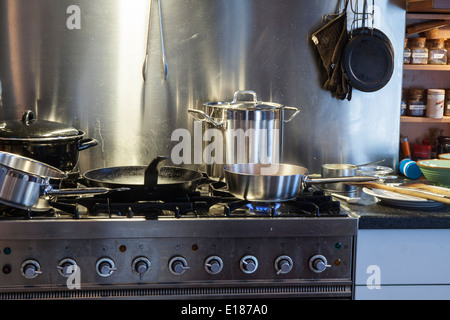 Cuisine sale et la cuisinière pendant la cuisson Banque D'Images