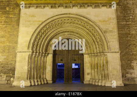 L'entrée nord de la basilique-cathédrale de l'Assomption de Notre-Dame de Valence. Banque D'Images