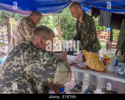 Luhansk, Ukraine. 26 mai, 2014. Pro-Russian les militants ont petit-déjeuner dans une tente de fortune dans le parc en face du bâtiment des services secrets de l'Ukraine -- La puissance de l'auto-proclamé République populaire de Luhansk s'attend à ce que le renforcement des mesures d'exécution par les troupes ukrainiennes après le décompte des votes dans les élections présidentielles. Sur ce, a déclaré le chef de la soi-disant FSC Valery Bolotov reporters lundi à Paris. 'Plus susceptibles, après le dernier décompte des votes dans la phase active de Kiev en vigueur," - a déclaré Bolotov. Selon lui, actuellement la Garde nationale d'Ukrain Banque D'Images