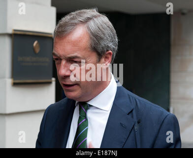 Londres, Royaume-Uni, 26 mai 2014. Nigel Farage en dehors de l'Hôtel Intercontinental London Westminster rue Broadway Il est allé avec l'équipe de l'UKIP pour célébrer la victoire électorale MEP Mai 2014 Credit : Prixpics/Alamy Live News Banque D'Images