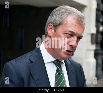 Londres, Royaume-Uni, 26 mai 2014. Nigel Farage en dehors de l'Hôtel Intercontinental London Westminster rue Broadway Il est allé avec l'équipe de l'UKIP pour célébrer la victoire électorale MEP Mai 2014 Credit : Prixpics/Alamy Live News Banque D'Images