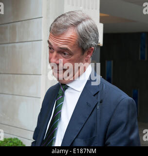 Nigel Farage Victoire Intercontinental Hotel Broadway Street London Uk avec l'équipe de l'UKIP pour célébrer l'élection 2014 MEP : Crédit Prixnews/Alamy Live News Banque D'Images