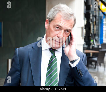 Londres, Royaume-Uni, 26 mai 2014. Nigel Farage en dehors de l'Hôtel Intercontinental London Westminster rue Broadway Il est allé avec l'équipe de l'UKIP pour célébrer la victoire électorale MEP Mai 2014 Credit : Prixnews/Alamy Live News Banque D'Images