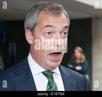 Nigel Farage Victoire Intercontinental Hotel Broadway Street London Uk avec l'équipe de l'UKIP pour célébrer l'élection 2014 MEP : Crédit Prixnews/Alamy Live News Banque D'Images