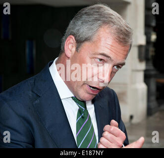 Nigel Farage victoire lors de l'Intercontinental Hôtel Broadway Street London Uk avec l'équipe de l'UKIP pour célébrer l'élection 2014 MEP : Crédit Prixnews/Alamy Live News Banque D'Images