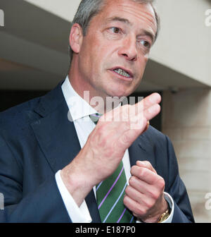 Nigel Farage Victoire Intercontinental Hotel Broadway Street London Uk avec l'équipe de l'UKIP pour célébrer l'élection 2014 MEP : Crédit Prixnews/Alamy Live News Banque D'Images