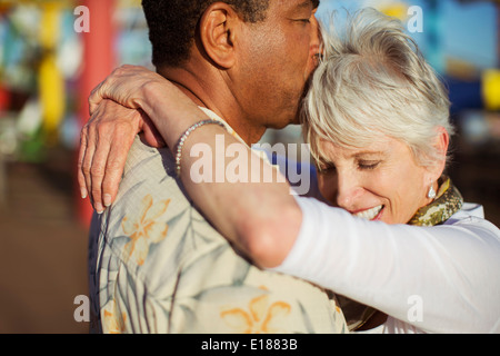 Senior couple kissing outdoors Banque D'Images